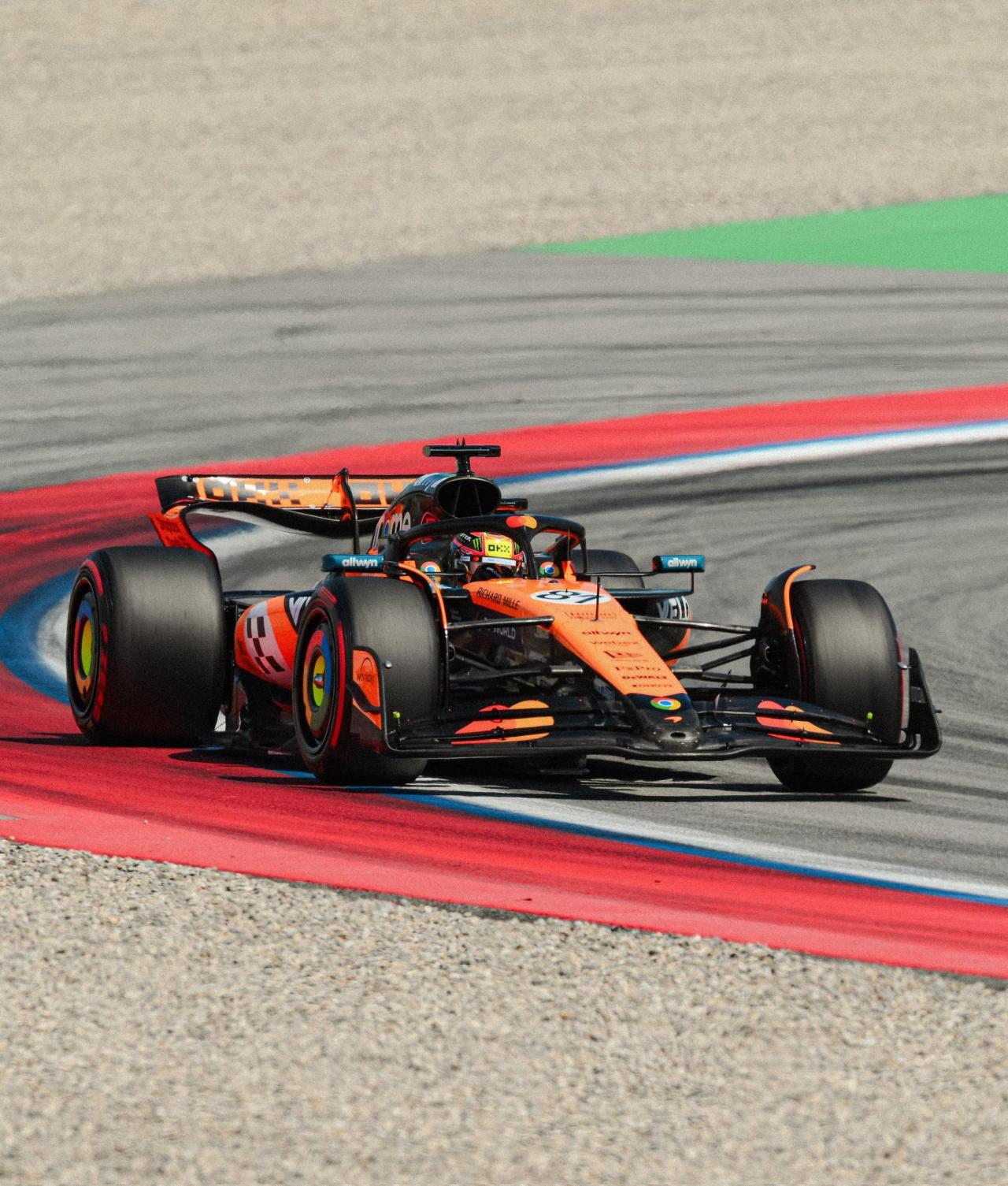 Piastri décroche la pole à Barcelone et scelle un doublé McLaren - Crédit photo : McLaren Racing via X